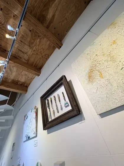 額装作品と羽根のオブジェ
