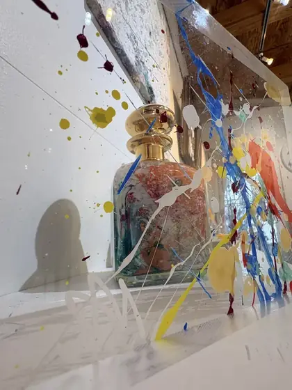 ボトル作品とスプラッシュ絵画