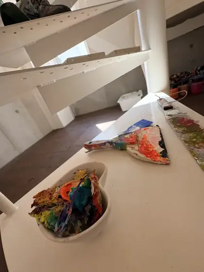 パレットと絵画作品