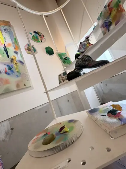 絵画とペイントスニーカー